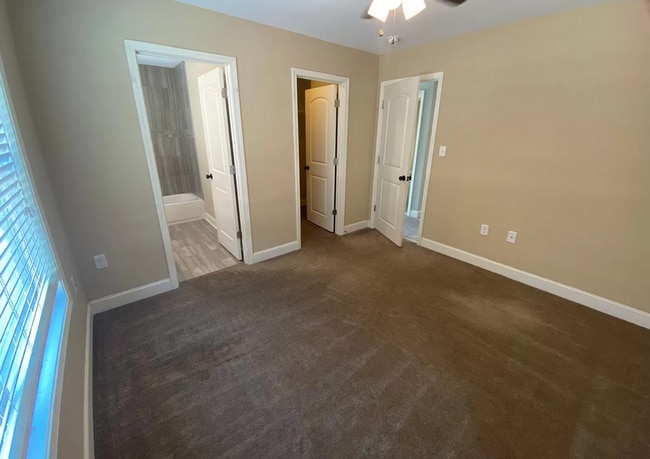 Building Photo - 3 Bedroom/2.5 Bath