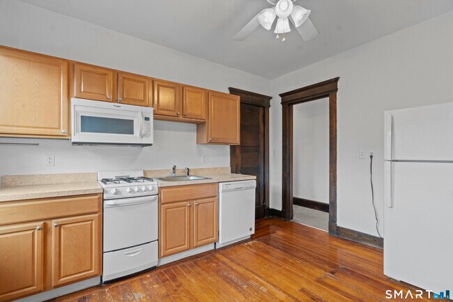 Building Photo - 136 Edwards St