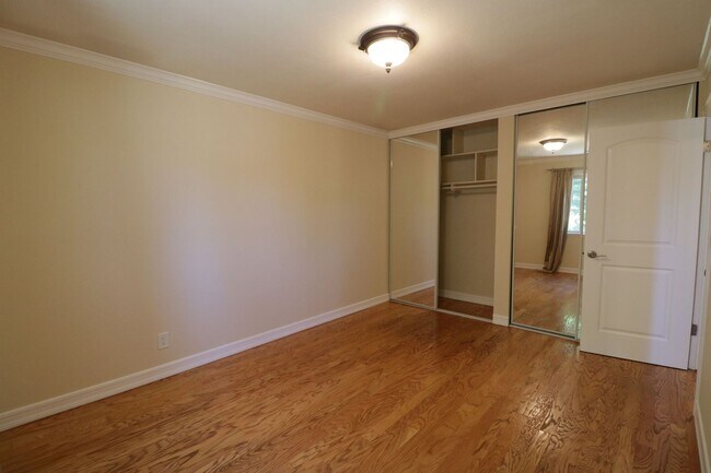 Building Photo - Charming home in West Hills adjacent neighborhood!