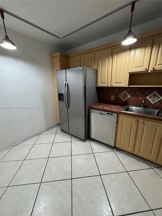 Building Photo - 20100 W Country Club Dr