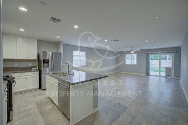 Building Photo - Beautifully maintained and modern 4-bedroom, 2-bathroom