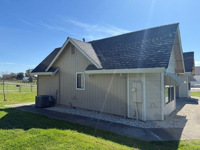 Building Photo - Unique 2 Bedroom Country Property Vacaville *Star Rentals