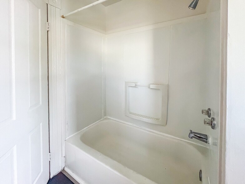 Building Photo - 1005 Maplewood Ave