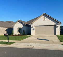 Building Photo - Beautiful 3 Bed 2 Bath Available this Fall!