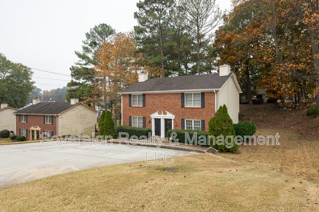 Building Photo - 582 Downing St