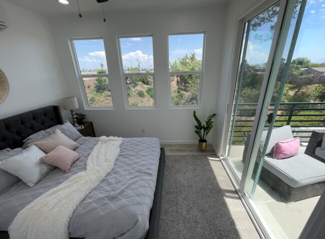 Building Photo - 4327 Clairemont Dr