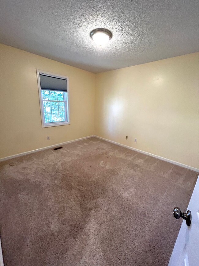 Building Photo - South AVL - Three Bedroom home with Wooded...