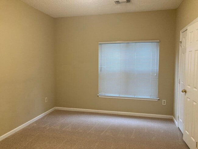 Building Photo - Beautiful 2 Bed 2 Bath Condo In Popular Oak Park Community - Water Included!