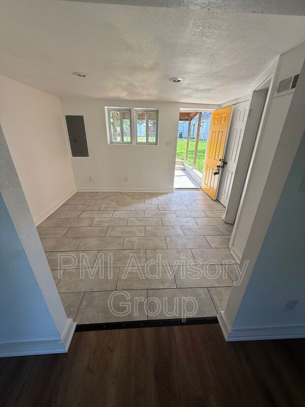 Building Photo - 1409 NE Sardou Ave