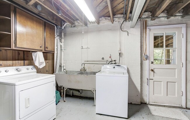 Building Photo - Absolutely Gorgeous Rambler in Great Location!