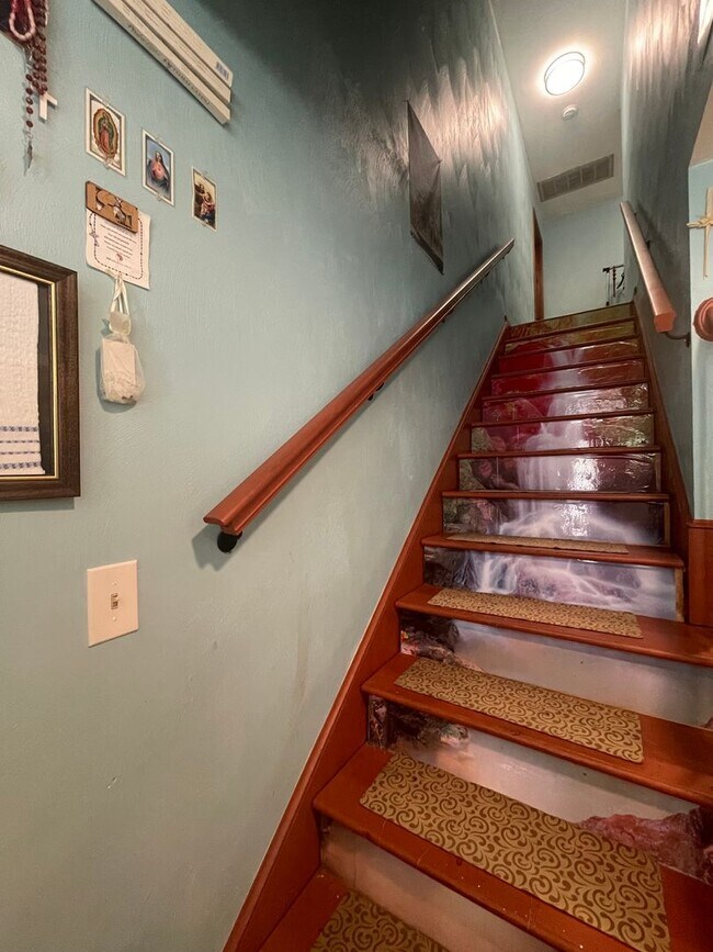 Building Photo - BEAUTIFUL 4 BED / 2.5 BATH SF IN COVENTRY