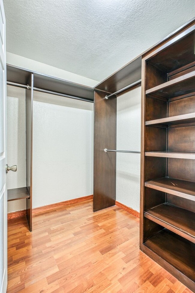 Building Photo - Beautiful House with 4 bed - 2 baths - office & covered big Jacuzzi