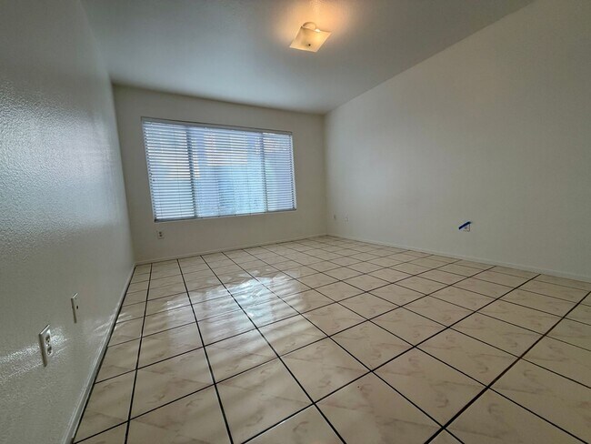 Building Photo - SE 2 bedroom condo in gated community
