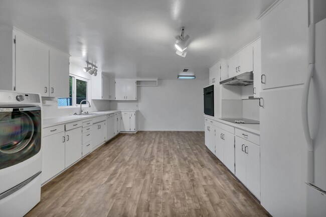 Building Photo - Cozy 4-Bedroom Home with Wood Stove & Large Backyard in Mountlake Terrace