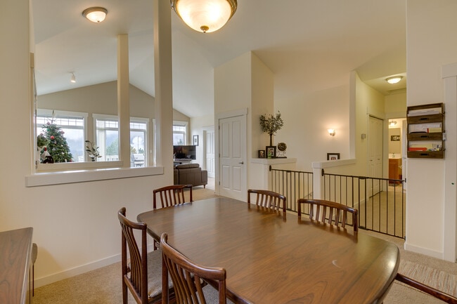 Building Photo - Beautiful open layout 2-level townhome!