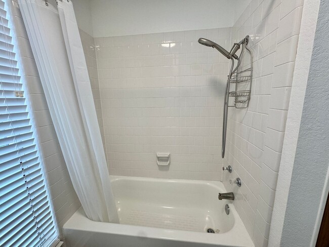 Building Photo - Big 4 Bedroom Home in Stone Oak!