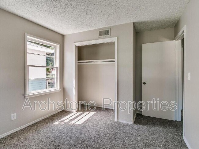 Building Photo - 2305 Mustang St