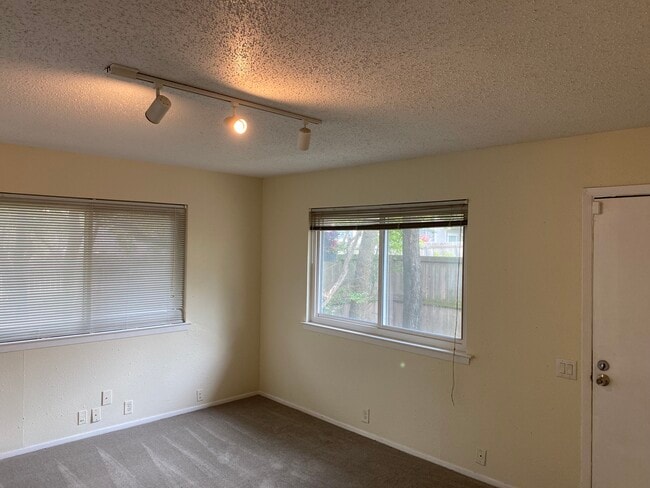 Building Photo - 2704 Stonehaven Ct