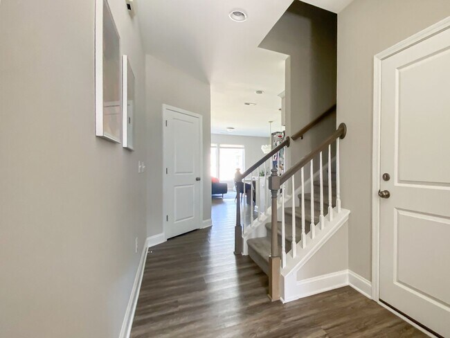 Building Photo - Beautiful Townhome at Manordale - LEASE TA...