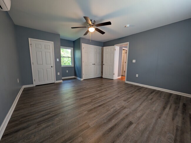 Building Photo - 703 E Riverside Dr