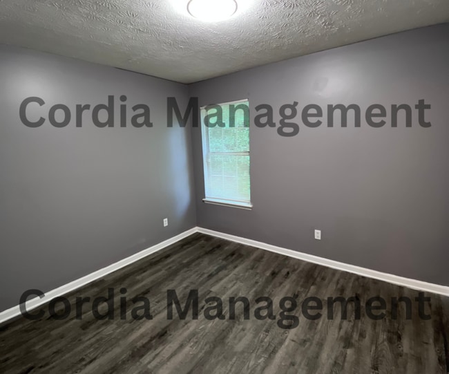 Building Photo - Beautiful 3 Bedroom 2 bathroom Home in Lit...
