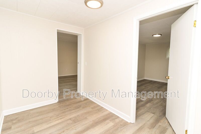 Building Photo - 936 Ely Rd