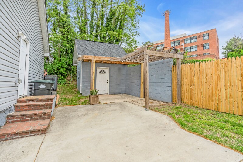 Building Photo - 2407 Pomeroy Rd SE