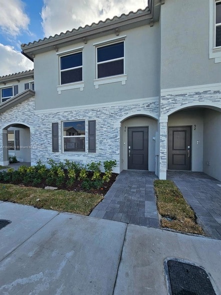 Building Photo - 96 SE 11th Ct