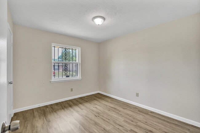 Building Photo - $1,000 OFF first month rent.