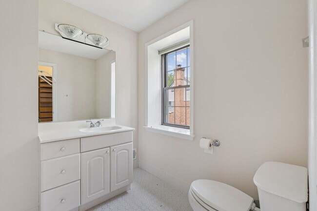 Building Photo - Spacious, Renovated Townhome Near Vienna M...