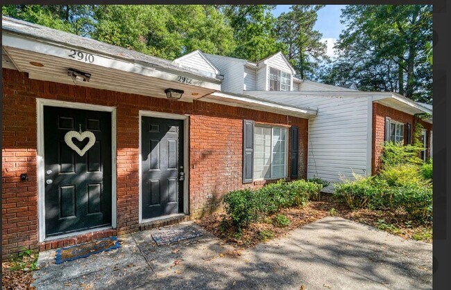 Building Photo - Fully renovated 3 BR/ 2 BA townhome off of Capital Park Circle