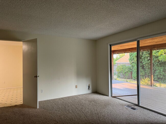 Building Photo - 1440 NW Meadowgreen Pl