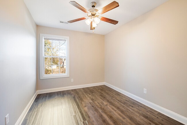 Building Photo - 512 Garrison Ct SW
