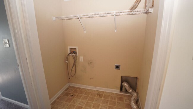 Building Photo - Two Bedroom Two and half Bathrooms Townhome!