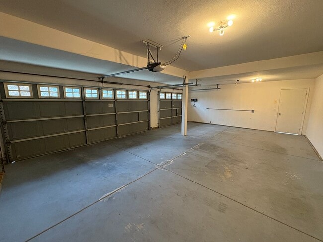 Building Photo - Spectacular home available now in a great neighborhood!