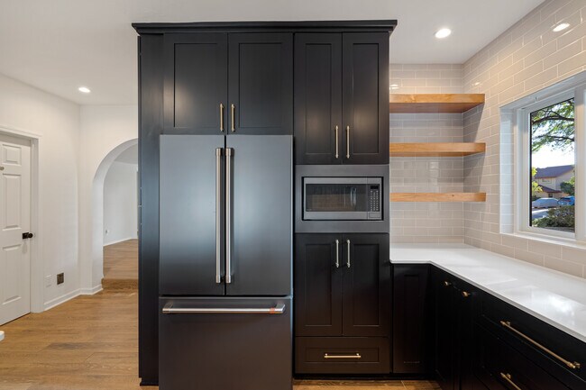 Building Photo - 2882 S Palmer Dr