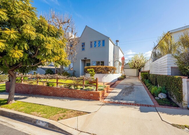 Building Photo - Warm & Inviting Manhattan Beach Rental Home!