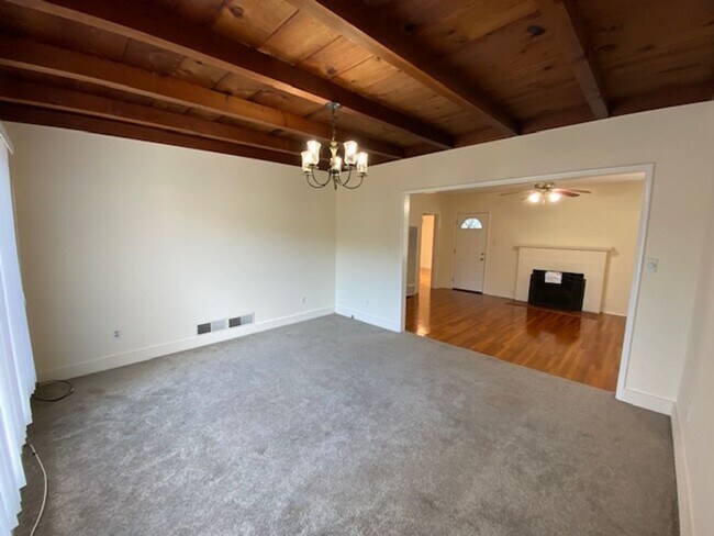 Building Photo - 916 Lighthouse Ave