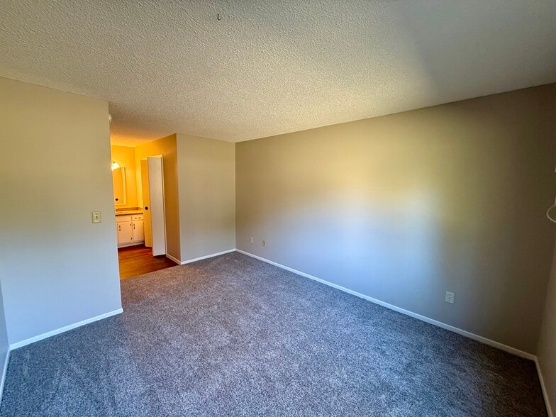 Building Photo - 8856 Jasmine Ln