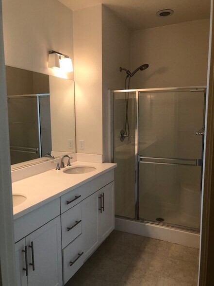 3rd Floor Master Bathroom - 315 Royal Gln