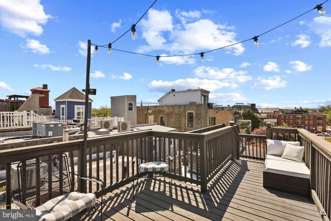 Building Photo - 730 Light St St