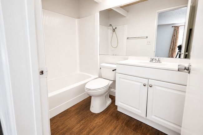 Building Photo - 2 Bedroom + 2 Bath Condo in Winnetka