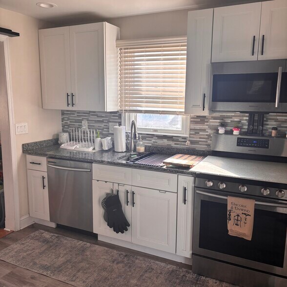 Building Photo - 466 Windsor Dr