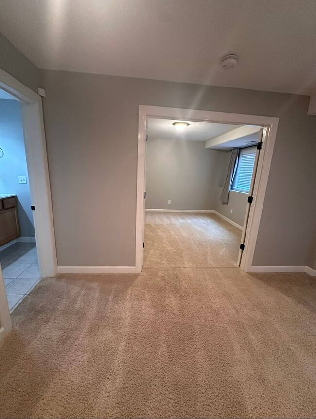 Building Photo - Stunning 3 level home with beautiful views