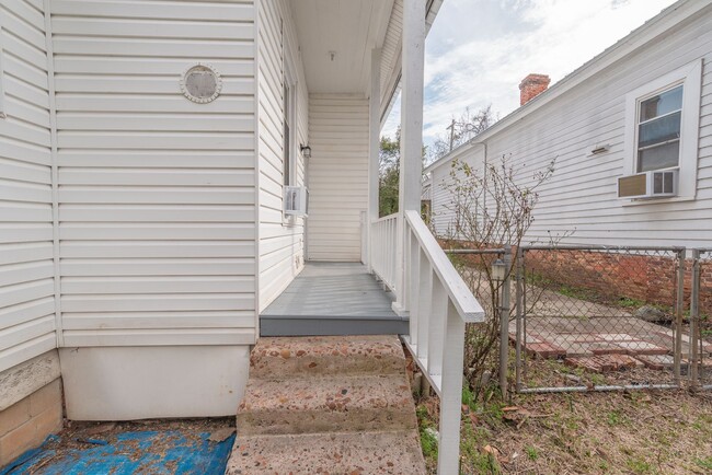 Building Photo - Section 8 Ok! Fully Renovated 1 Bed/1 Bath...