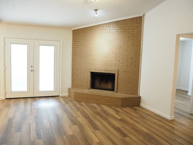 Building Photo - 3 Bed 2 Bath in Fort Worth
