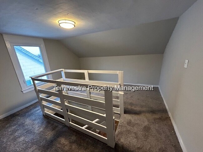 Building Photo - Lovely Renovated 3 Bed with parking! Eligible for $500 Security Deposit.