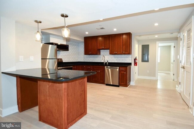 Building Photo - 901 Lawrence St NE