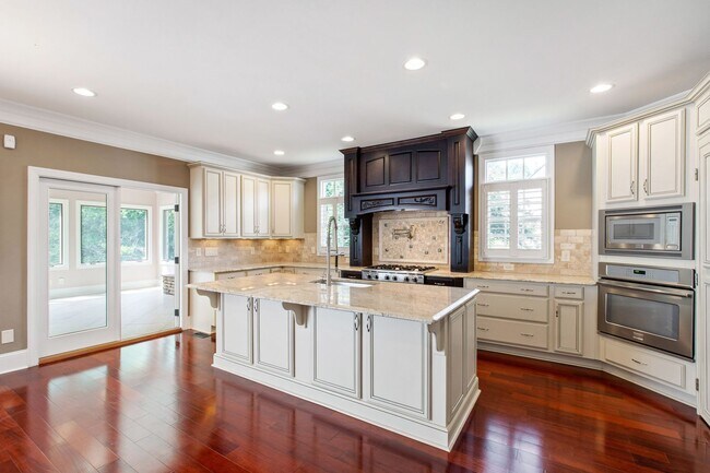Building Photo - Elegant 5-Bedroom Residence with Luxurious...