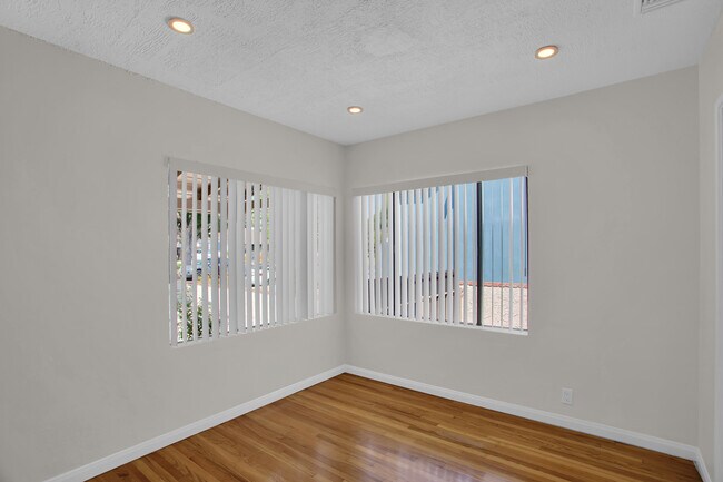 Building Photo - 746 N Catalina St